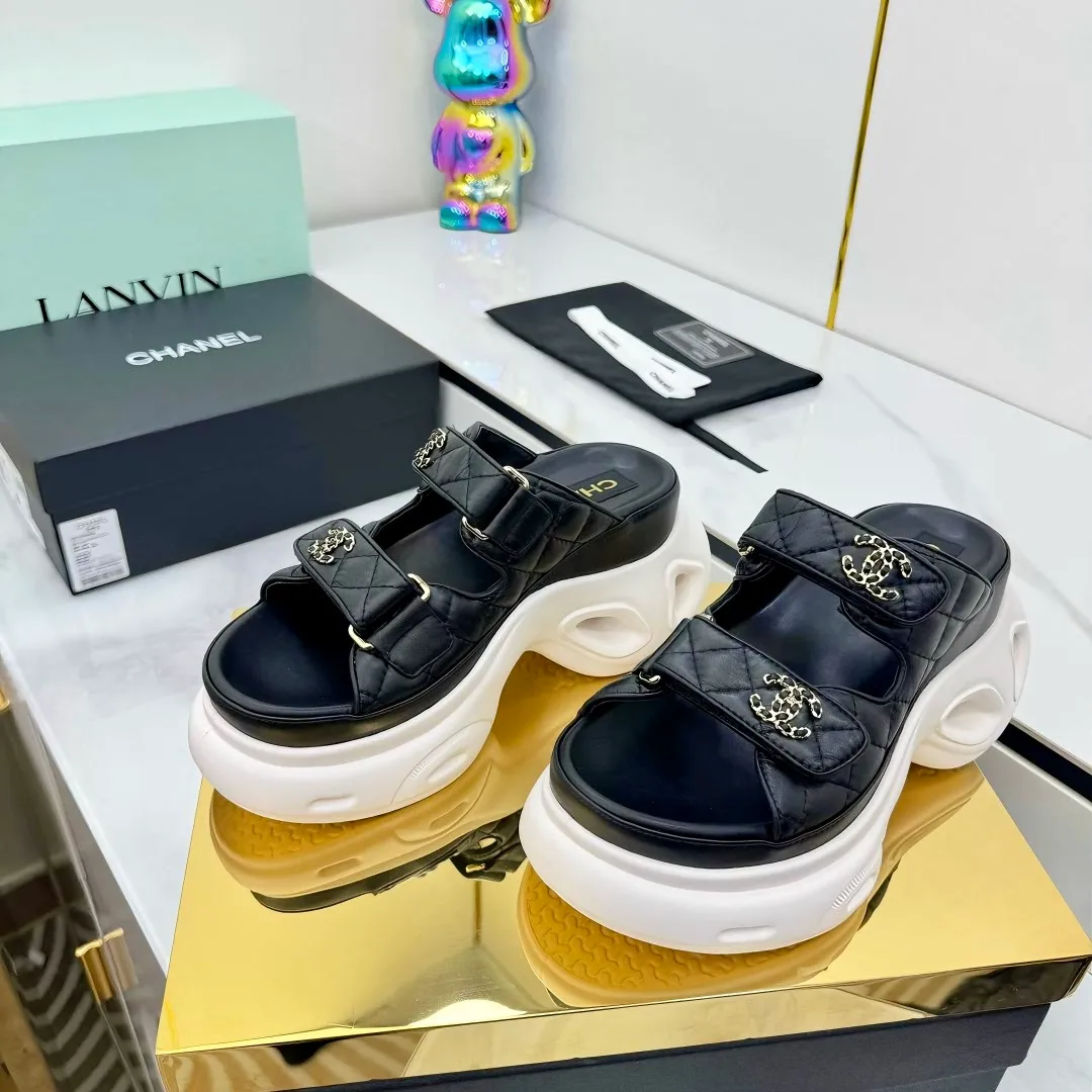 👟👟Ex-factory price 680👟👟 Top version... Chanel｜Chanel Xiaoxiang Velcro Beach Slippers Slippers Casual Beach Shoes 25ss Spring and Summer New Style! Beach shoes are a hit all over the internet! The latest model from the counter, I am still willing to buy it on my feet. It must be ranked among the most popular models. It is invincible in all seasons. Various bloggers and Internet celebrities can see the matching styles. Highly recommended. Pearlescent sheepskin upper, sheepskin lining, suede for feet. Original open-molded TPU outsole size: 35-40 (customized for 40 and 41). Full set of original packaging 👉 👉 👉 👉 👉